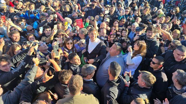 Axel Kicillof, rodeado por la militancia en el lanzamiento de Movimiento Derecho al Futuro.