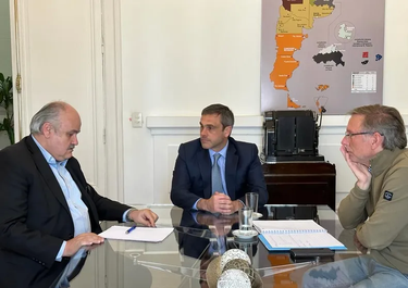 Mario Ravettino, presidente del consorcio ABC; Michel de Aduana y Bahillo de Agricultura.