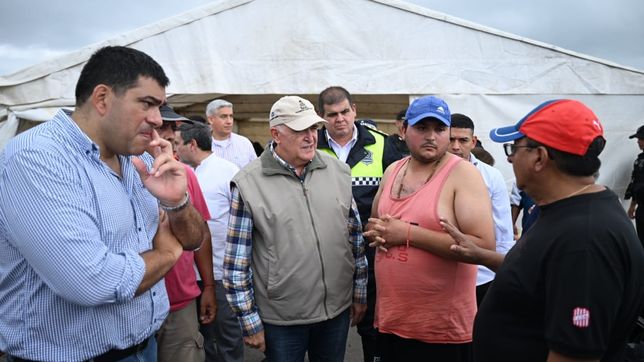 Osvlado Jaldo durante su reocrrido por La Madrid, la localidad más afectada tras las inundaciones en Tucumán.&nbsp;