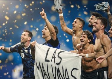 Los jugadores de la Selección con la bandera de Malvinas, un acto que descolocó al gobierno de Javier Milei.&nbsp;