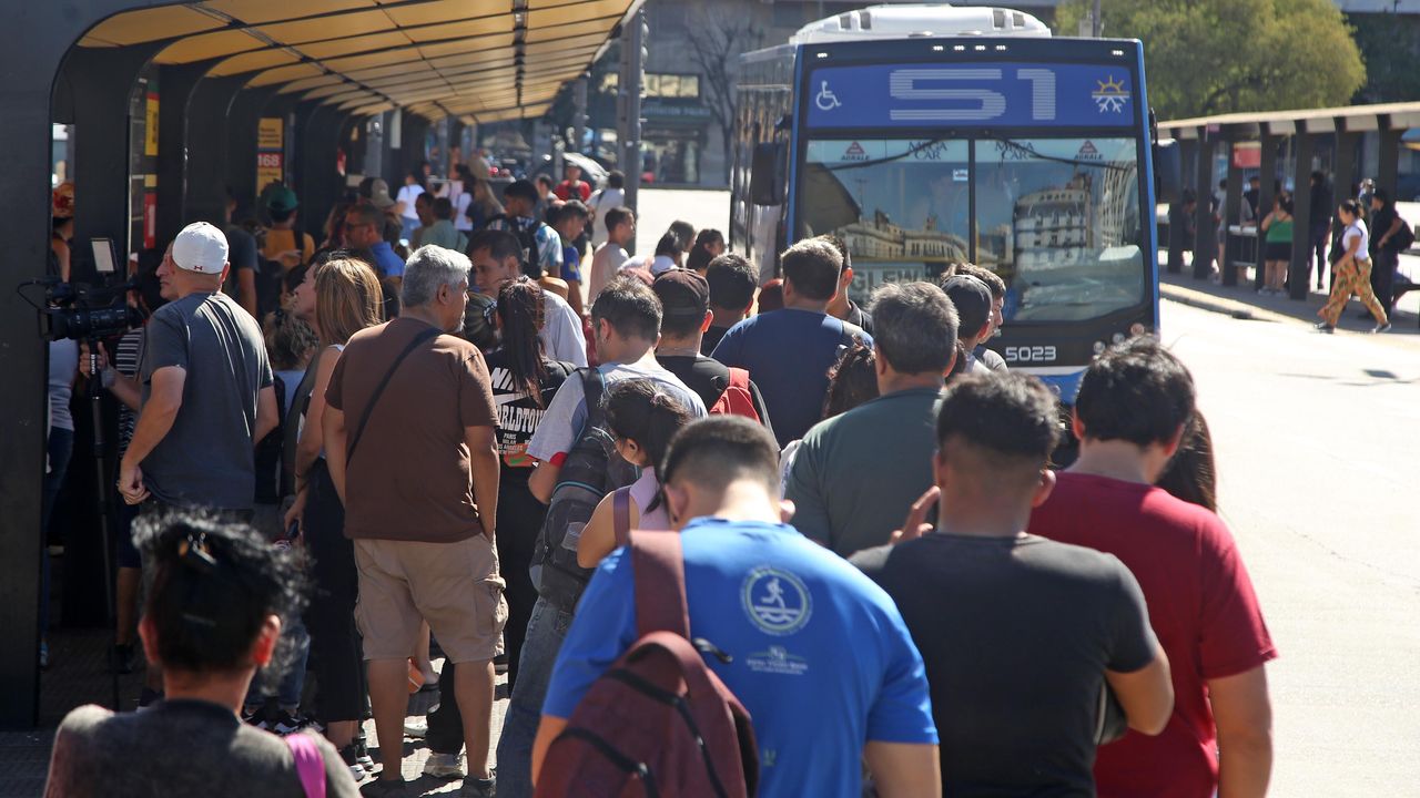 Toto Caputo retiene fondos de subsidios para el transporte en el AMBA