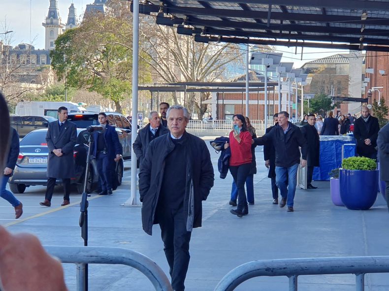 El presidente Alberto Fernández llega para votar en la UCA.