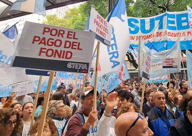 Los principales gremios docentes de la provincia convocaron a otro paro contra Axel Kicillof