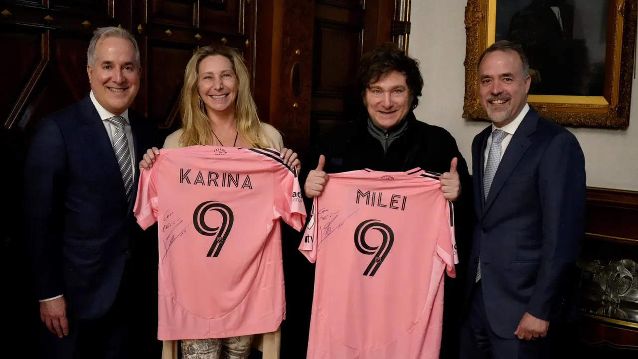 Karina Milei y Javier Milei, con camisetas firmadas por Lionel Messi.&nbsp;