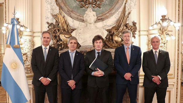 Javier Milei y el equipo económico encabezado por Toto Caputo.