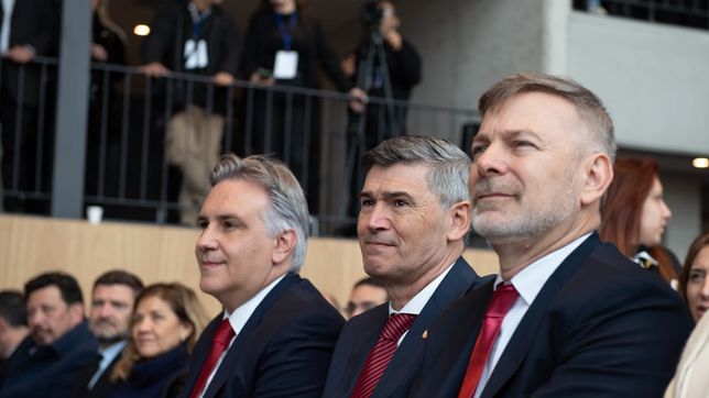 Javier Pretto flanquea a los hombres fuertes del peronismo cordobés en la inauguración del nuevo edificio del Concejo Deliberante.