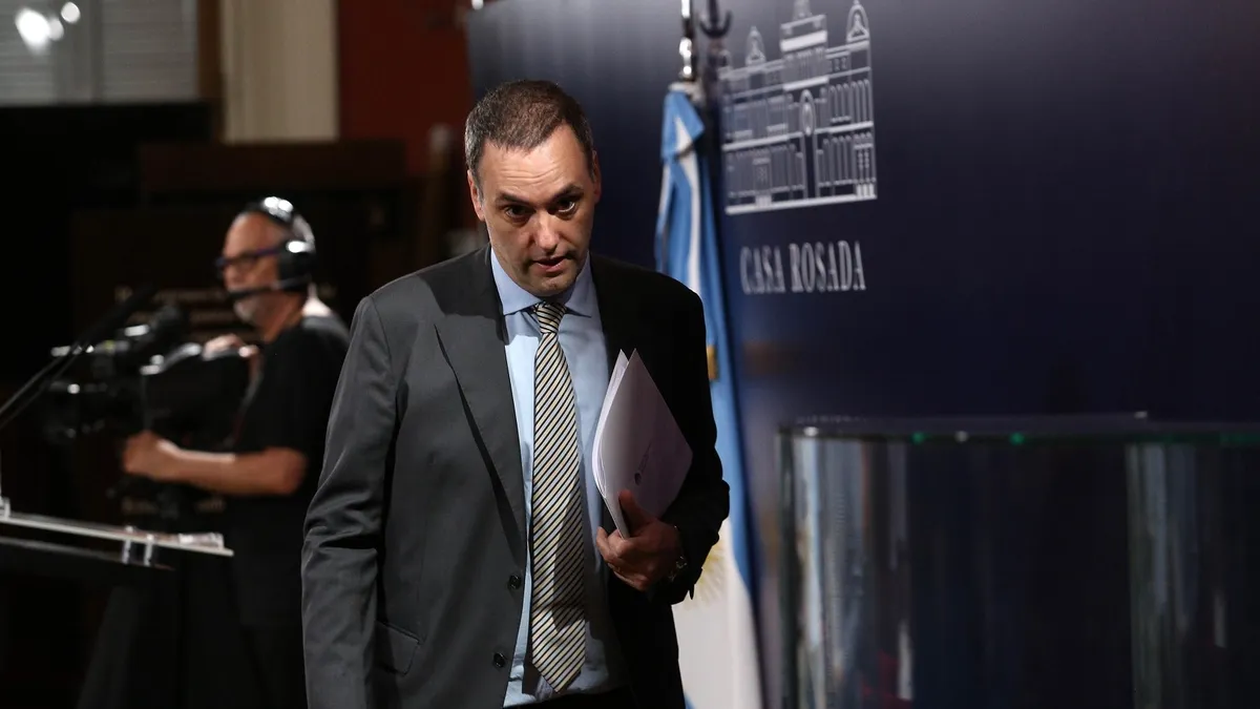 Solo el 26 por ciento de los encuestados y encuestadas piensa que Manuel Adorni es honesto.