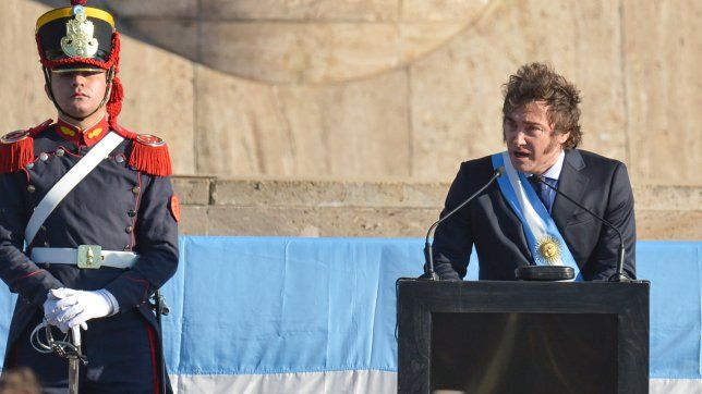 Javier Milei en el Monumento a la Bandera: la foto no se repetirá en 2025.