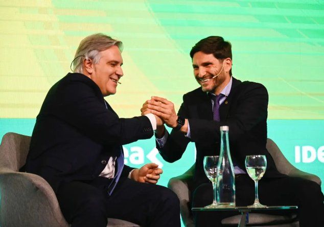 En tu cara Vaca Muerta: detrás de Buenos Aires, Santa Fe yCórdoba lideran las exportaciones por provincia. En la foto, los gobernadores Llaryoray Pullaro.