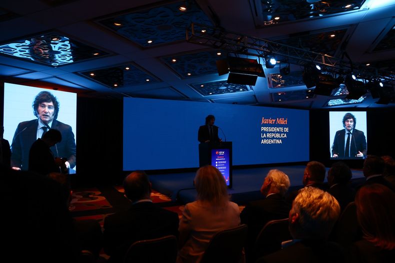 A pesar de la oscuridad ambiente que impuso, Javier Milei fue muy claro en un discurso pronunciado en marzo ante empresarios: la dolarización se hará con los ahorros del colchón. 