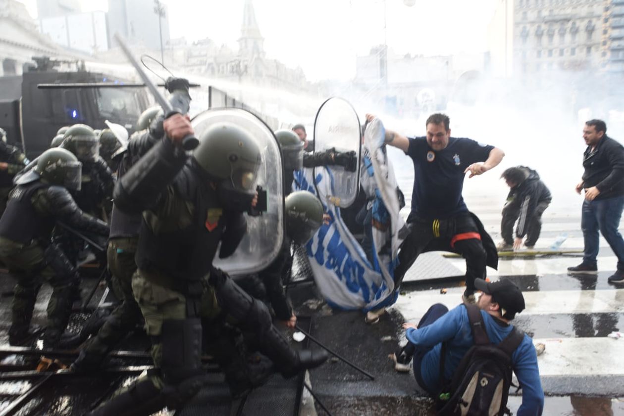 Caos y violencia afuera del Congreso.
