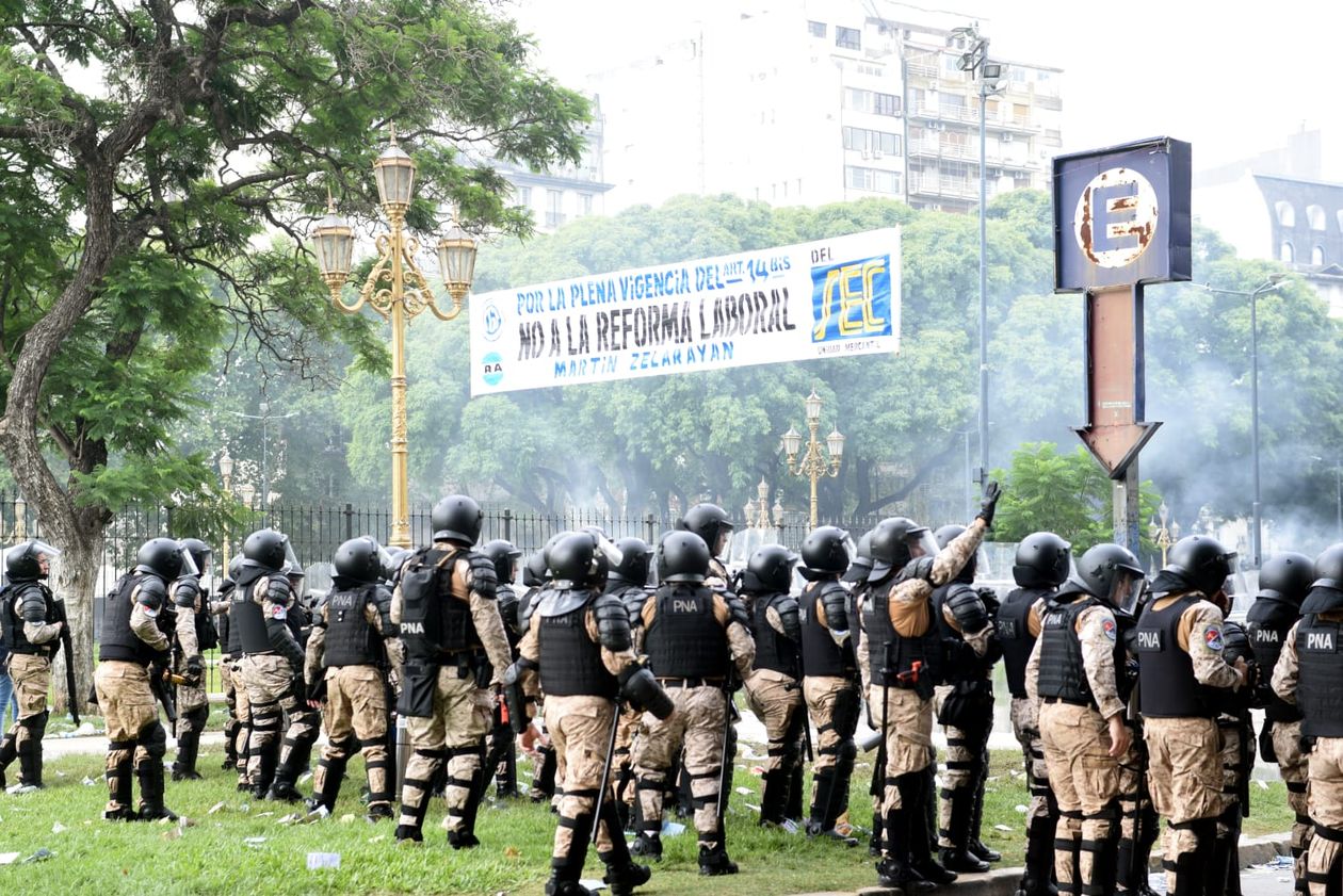 Incidentes frente al Congreso en la marcha contra la reforma laboral.