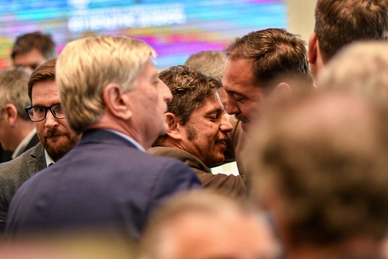 El saludo entre el intendente Luciano di Nápoli y el gobernador bonaerense Axel Kicillof, con Sergio Ziliotto cerca. FOTO: www.radiokermes.com