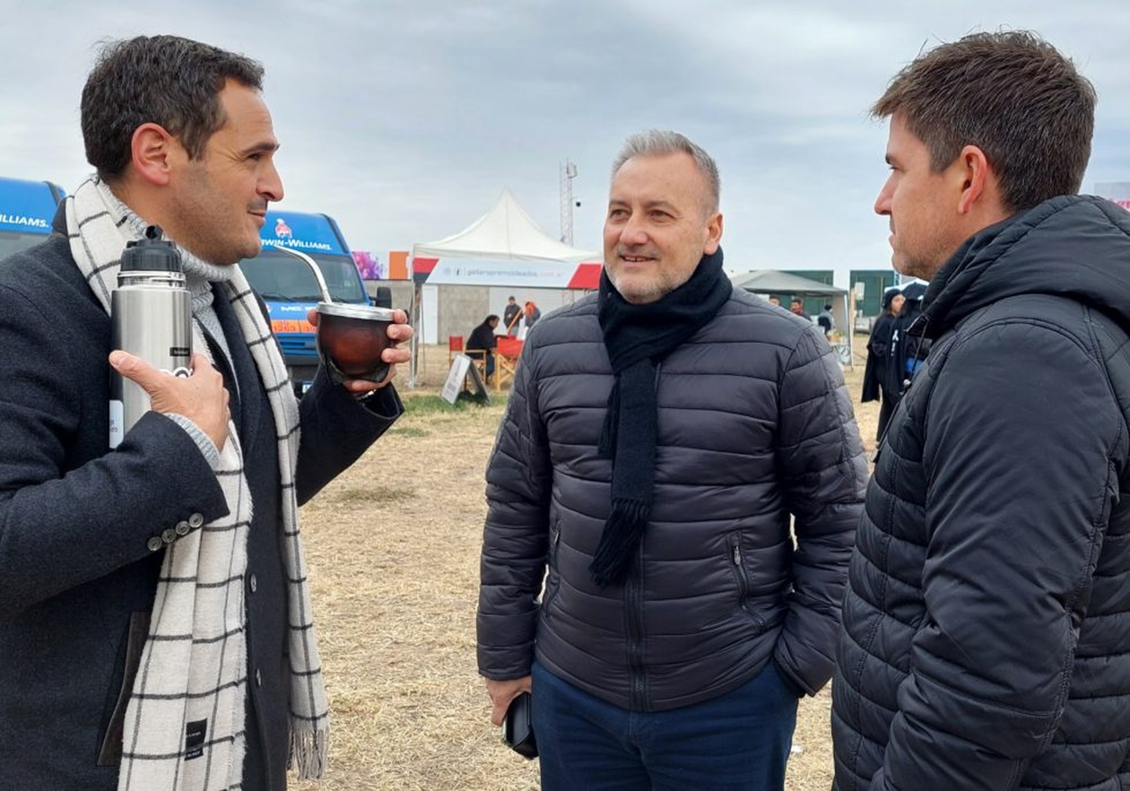 Marcelo Lewandowski en la muestra rural Agroactiva junto con el presidente comunal de Arteaga, Julián Vignati, y el presidente comunal de Bigand, Alejandro Ruggeri.