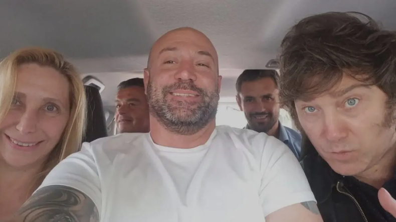 ¡Selfie! Karina Milei, Diego Spagnuolo y Javier Milei.
