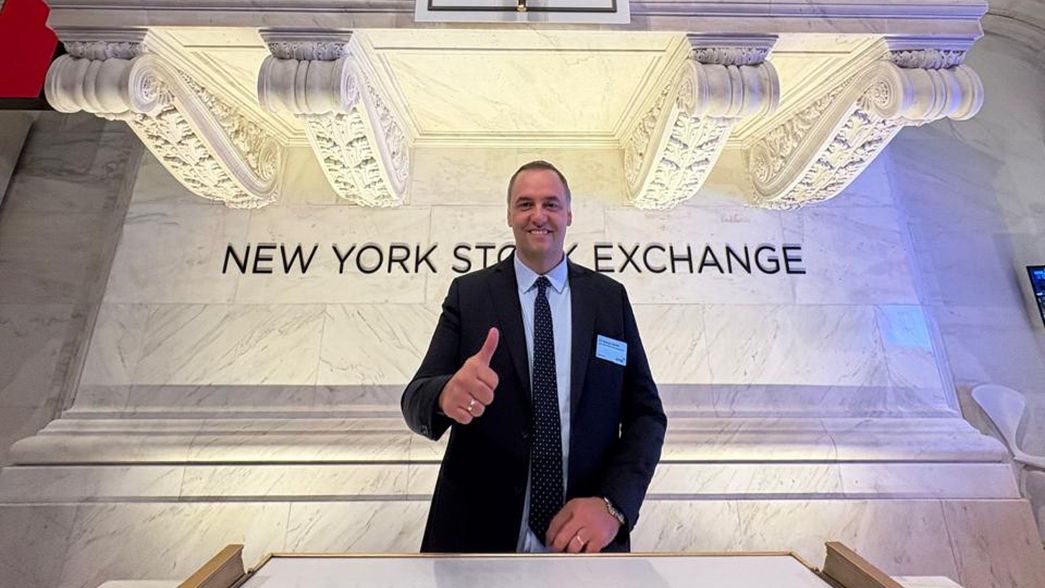 Manuel Adorni en la Bolsa de Comercio de NY.&nbsp;