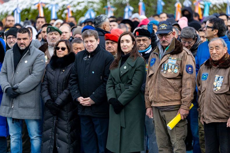 La vicepresidenta Victoria Villarruel junto a Gustav Melella en Ushuaia, durante el acto oficial por el D&iacute;a del Veterano y de los Ca&iacute;dos en la Guerra de Malvinas.