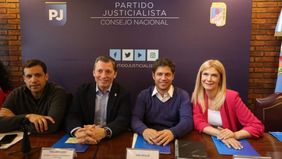 Kicillof resiste la ansiedad de los intendentes: ni una pista del gabinete