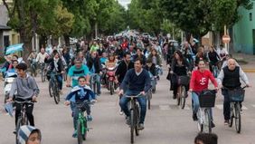 Bicicleteada, mates y cerveza: el cierre de algunos candidatos a intendente