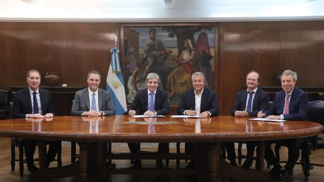 Diego Santilli, Manuel Adorni y Toto Caputo junto a Rolando Figueroa.