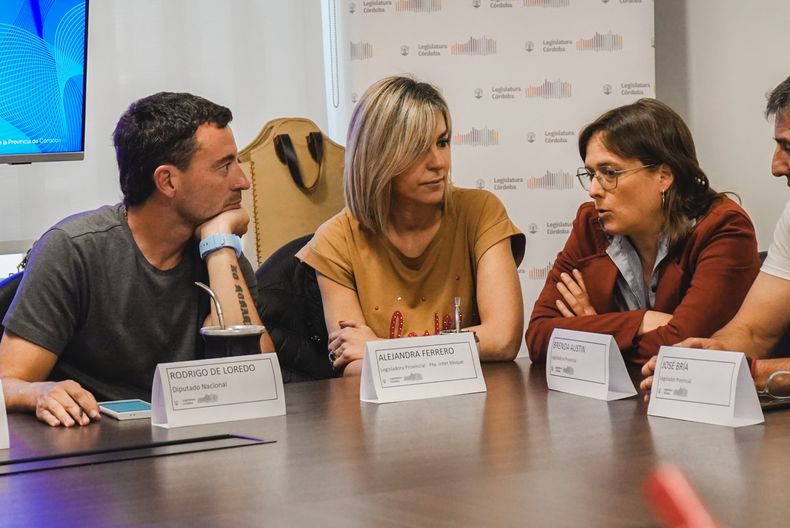 Alejandra Ferrero, jeja del interbloque de JxC en la Legislatura de Córdoba se quedó afuera de la reunión de Labor Parlamentaria. En la foto, acompañada por Rodrigo de Loredo.