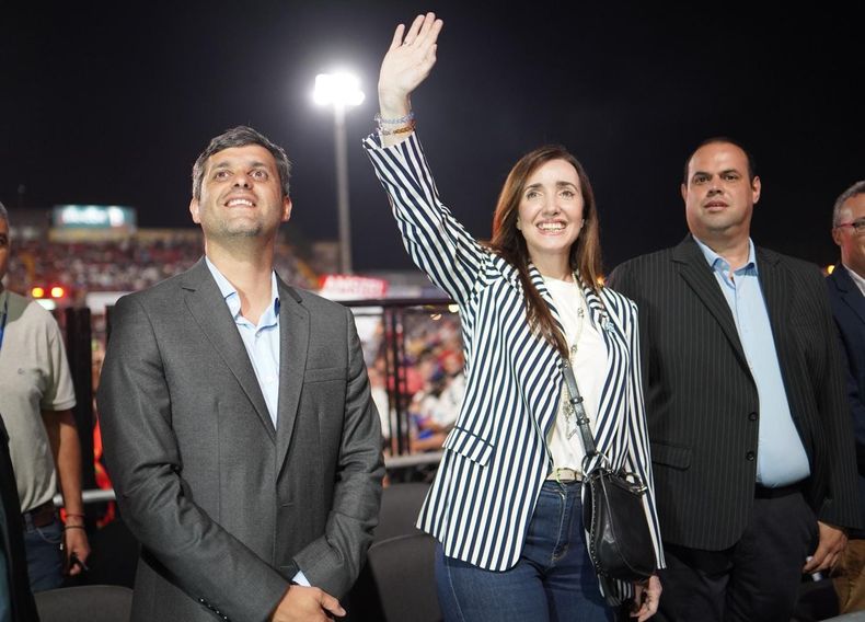 Victoria Villarruel, escoltada por Federico Zárate, ingresando a la edición 2024 del Festival de Jesús María.