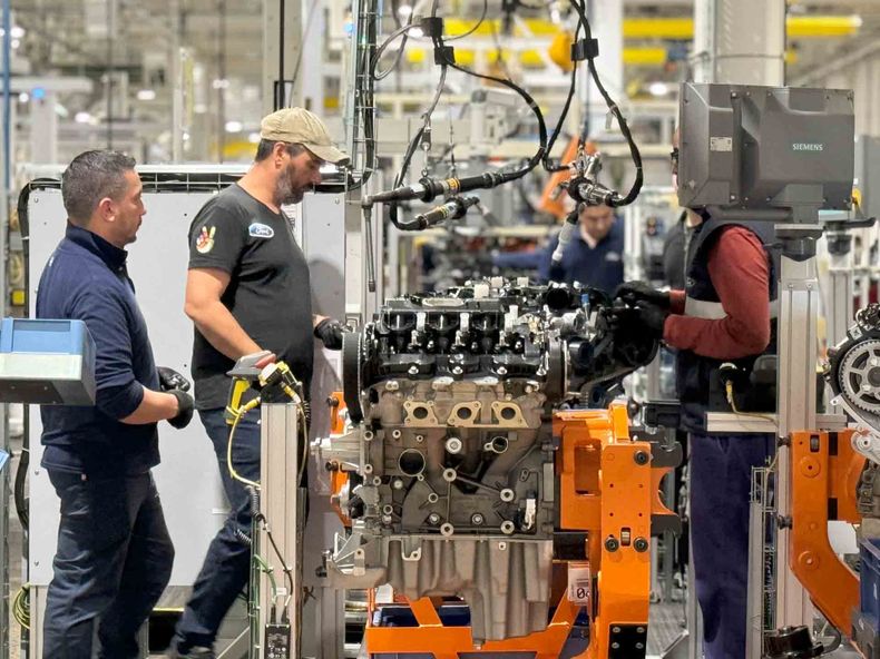 Toto Caputo festeja: la actividad económica del INDEC se revisó al alza.
