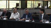 Otras épocas: Mauricio Macri junto a Gisela Scaglia y Maximiliano Pullaro, en la Bolsa de Comercio de Rosario, varios meses atrás.
