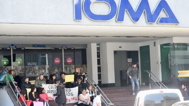 via carta documento, medicos amenazan con cortar prestaciones si ioma no paga