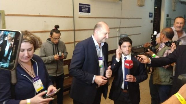 anfitrion vocero, dedito macrista, izquierda viajera y mila con papas