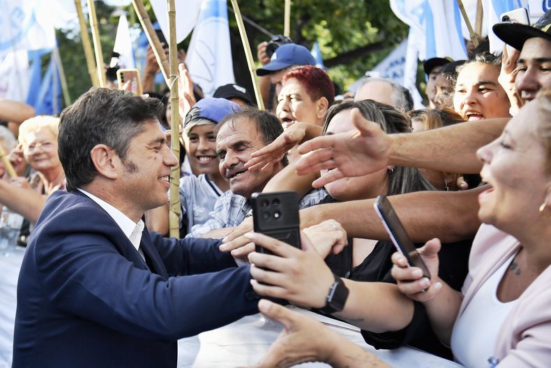 Asamblea Legislativa 2026. Axel Kicillof, junto a un grupo de militantes.