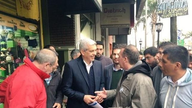 dominguez irrumpio en la tierra de massa para caminar junto al militante del relato