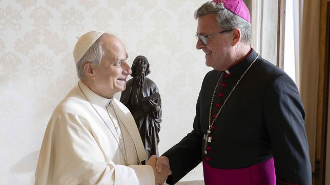 León XIV saluda al arzobispo porteño Jorge García Cuerva