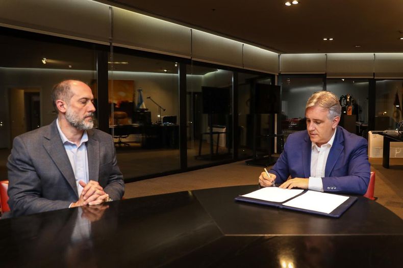 Mart&iacute;n Llaryora y Guillermo Acosta ya tienen lista la proyecci&oacute;n de ingresos y gastos para 2025.