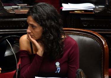 La votación de los proyectos para llevar al banquillo a Adorni fue pedida por Paula Penacca, de Unión por la Patria.