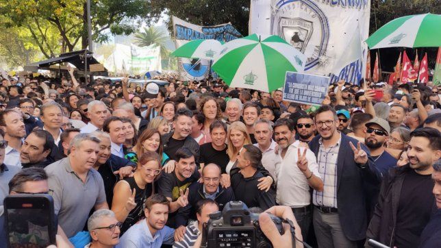 Axel Kicillof marchó con el coro para entonar la nueva canción