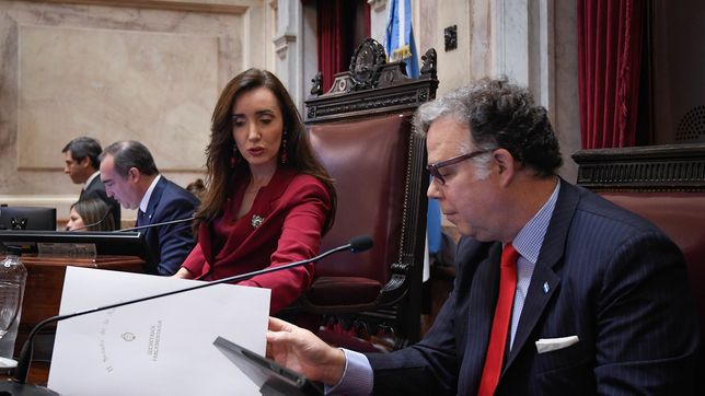 Victoria Villarruel con Emilio Viramonte Olmos, en el Senado. 