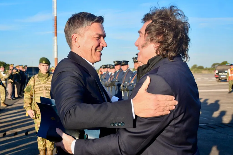 El abrazo del gobernador Leandro Zdero y el presidente Javier Milei en Chaco, una de las pocas provincias que visitó el presidente.