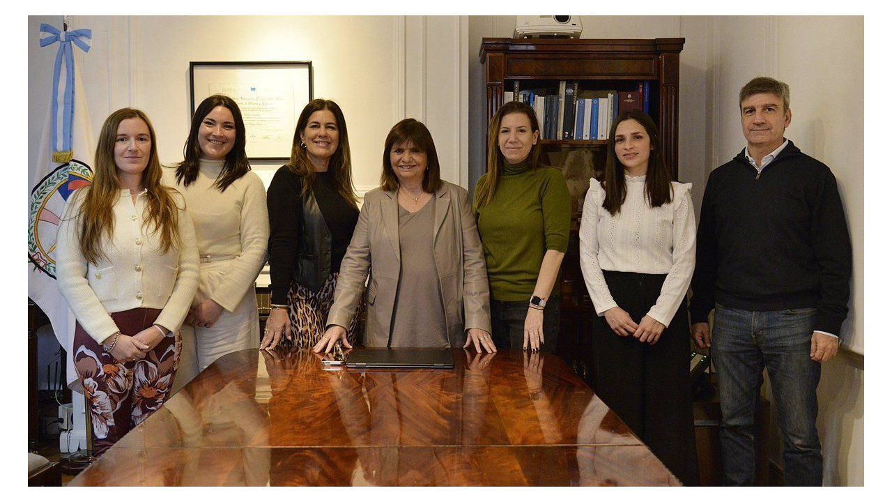 Patricia Bullrich, junto a la tropa legislativa bonaerense que le responde.