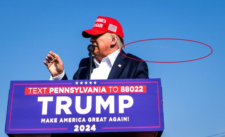 Donald Trump, instantes antes de ser rozado por un disparo de arma de fuego.