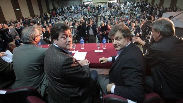 Después de mostrarse con Mariotto, Pulti dice que hay que escuchar a las cacerolas
