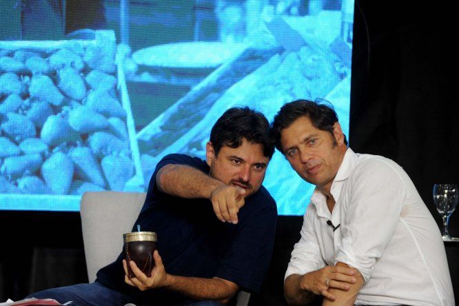 El dirigente social Juan Grabois junto al gobernador Axel Kicillof&nbsp;