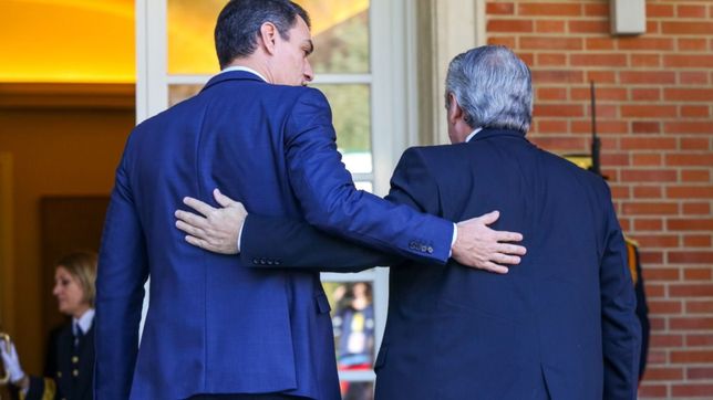 sin que lo inviten, fernandez busca vitaminas para su imagen en europa