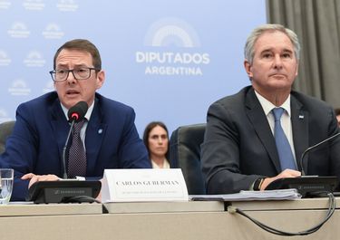 Carlos Guberman y Pablo Quirno, durante la reunión de la comsión de Presupuesto.&nbsp;
