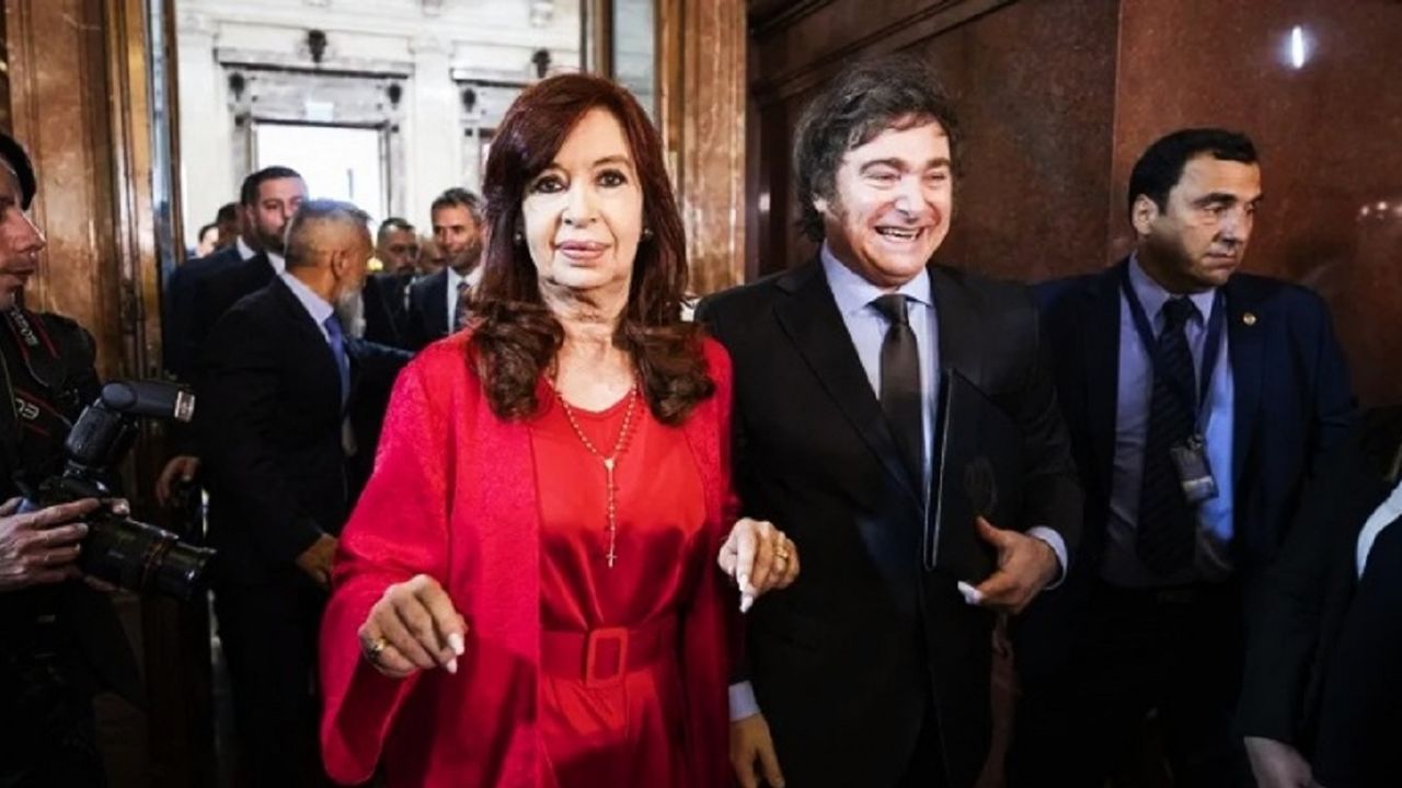 Javier MIlei, con Cristina Fernández de Kirchner, durante su asunción.&nbsp;
