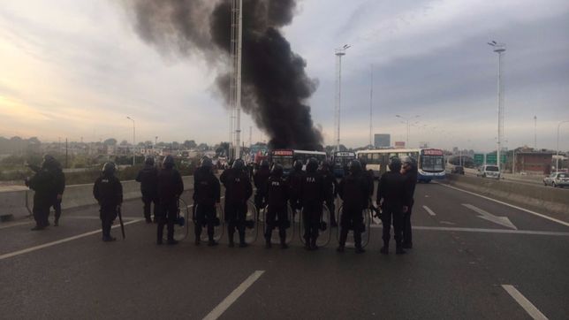 por el paro nacional, trabajadores cortaron el puente la noria