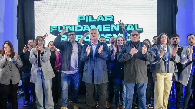 El gobernador de La Pampa y presidente del PJ, junto a las autoridades de unidades básicas y líneas internas, este lunes, en el PJ provincial. FOTO: www.radiokermes.com