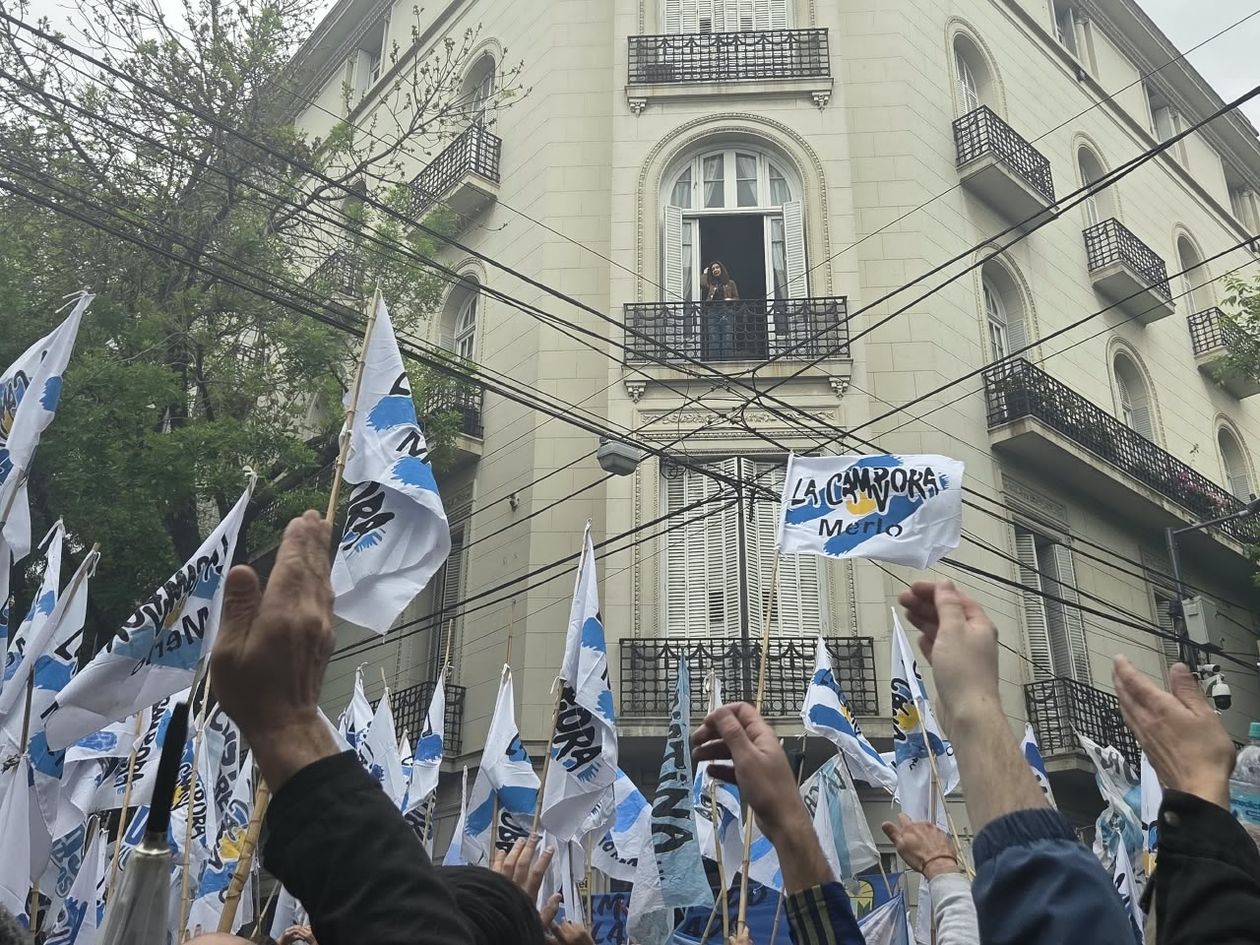 La Cámpora movilizó a la casa de Cristina Kirchner en el Día de la Lealtad Peronista y clamó por una candidatura de la exmandataria