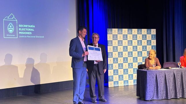 Hartfield y Gruber pegaron el faltazo al acto oficial y Adrián Nuñez, presidente de La Libertad Avanza en Misiones, recibió sus diplomas de diputados electos.