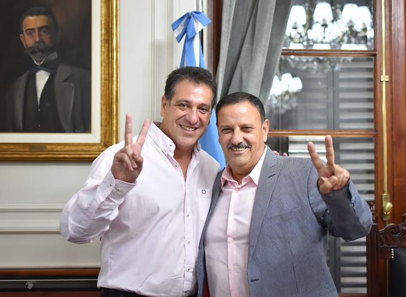 El ministro ziliottista Pascual Fernández junto a Ricardo Quintela, quien le puso a una plaza el nombre del funcionario de La Pampa.